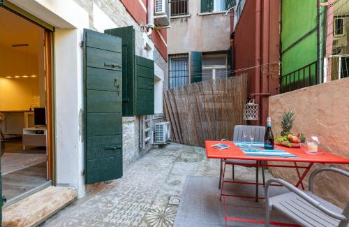 Dorsoduro Apartment | SNUG APARTMENT WITH PRIVATE COURTYARD M0270422677