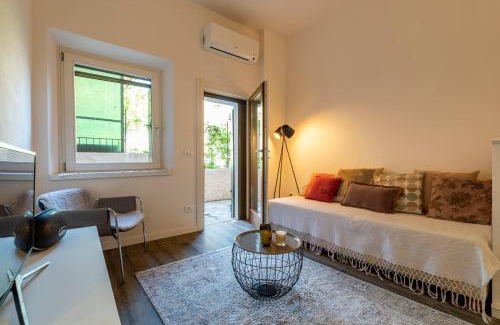 Dorsoduro Apartment | SNUG APARTMENT WITH PRIVATE COURTYARD M0270422677