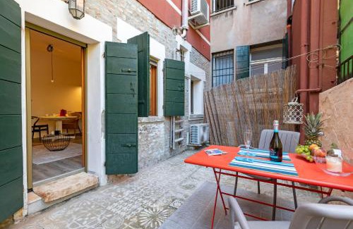 Dorsoduro Apartment | SNUG APARTMENT WITH PRIVATE COURTYARD M0270422677