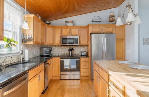 Snug Harbor House | SNUG HARBOR in South Kingstown, RI.POOL, Yard, Deck.Close to Beach & Seafood.
