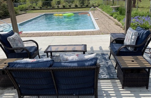 Snug Harbor House | SNUG HARBOR in South Kingstown, RI.POOL, Yard, Deck.Close to Beach & Seafood.