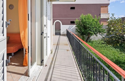Nizza di Sicilia House | Snug Holiday Home in Niza di Sicilia with Balcony