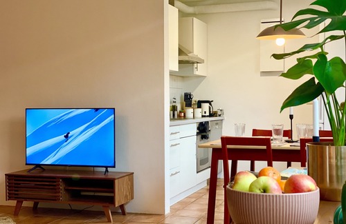 Wessling Condo | Snug Stays: Design apartment for 4 people on Lake Weßlinger See with garden I Ammersee