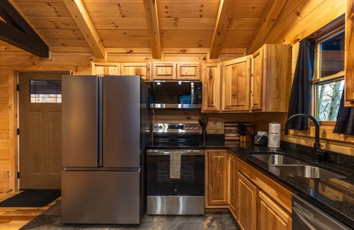 Laurelville Cabin | Snuggle Inn - Cozy Couple's Cabin in Hocking Hills