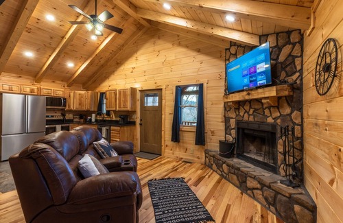 Laurelville Cabin | Snuggle Inn - Cozy Couple's Cabin in Hocking Hills