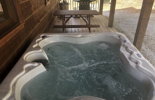 Spencer Cabin | Snuggle up in our 2/2 cozy cabin w/hot tub. The perfect Fall getaway! n