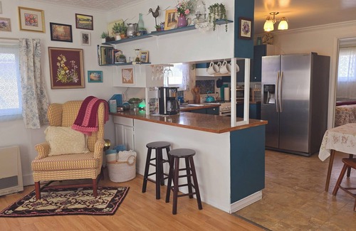 St. Regis Cottage | Snuggle Up In this Vintage Themed Cottage with Hot Tub Relax & Unwind