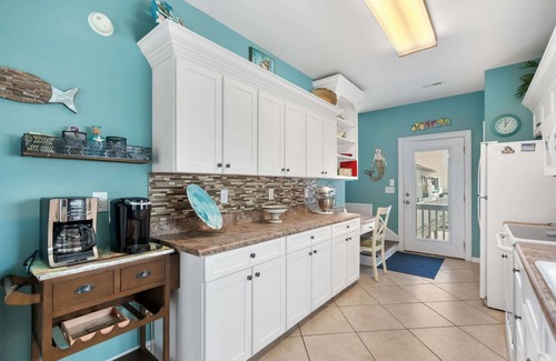 Surfside Beach House | Soak in the salty breeze on the awesome deck with a great ocean view! Site 920