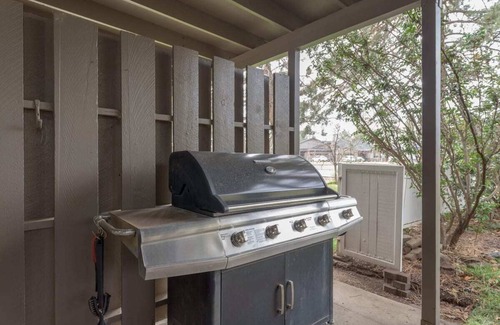 Southeast Bend House | Soak n Hot-Tub EV Charger old mill 2 miles Spring has arrived