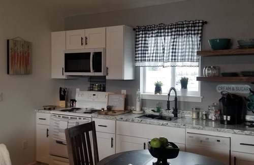 Port Angeles Cottage | Soak up the mountain View in " R Agnew Cottage"