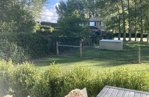 Lincoln Cottage | Soak up the Peach & Quiet at an animal Friendly Boutique Farm Cottage