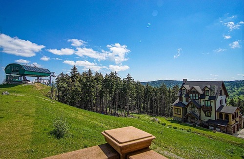 Snowshoe Condo | Soaring Eagle #002: 2 Bedrooms, 2 Full Baths: Slope Side, Hot Tubs. Underground Parking.