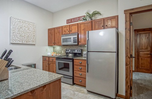 Snowshoe Condo | Soaring Eagle #402: 2 Bedrooms, 2 Full Baths: Slope Side, Hot Tubs. Underground Parking.