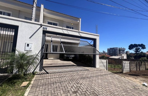 Uvaranas House | Sobrado 3 Quartos ,5 Camas ,3 Banheiros ,2 Garagens