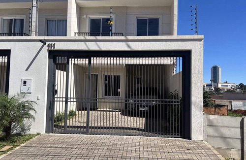 Uvaranas House | Sobrado 3 Quartos ,5 Camas ,3 Banheiros ,2 Garagens
