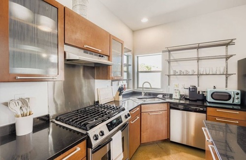 South Lamar House | SoCo Retreat | Escape for 6 | EV Charger Available