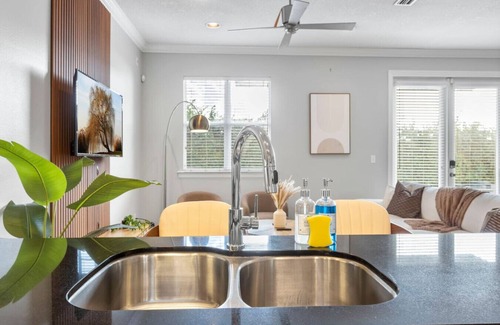 Courier City - Oscawana House | SOHO Getaway! 3BR Jacuzzi, Gym AND Game-room