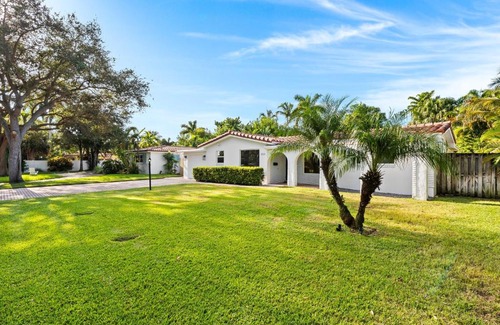 Lighthouse Point House | Solar Heated Pool Spa Tiki Hut Huge Backyard Hammock Retro Bikes