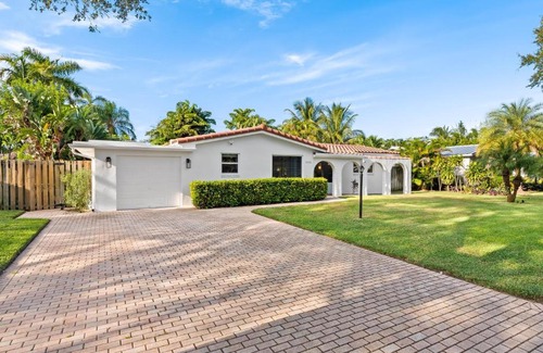 Lighthouse Point House | Solar Heated Pool Spa Tiki Hut Huge Backyard Hammock Retro Bikes