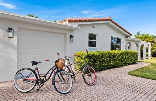 Lighthouse Point House | Solar Heated Pool Spa Tiki Hut Huge Backyard Hammock Retro Bikes