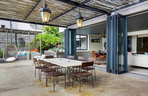 Cape Town City Centre House | Solar-Powered Table Mountain Retreat, Kid-Friendly Space with Lush Garden & Pool