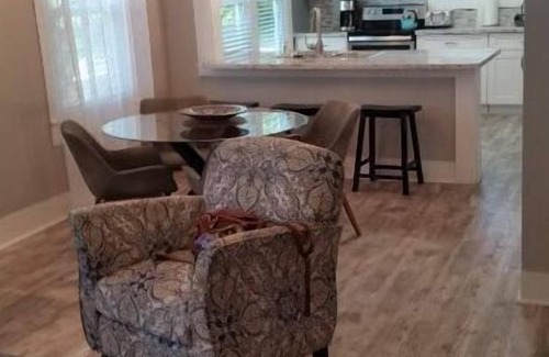 Mississippi City Cottage | SOLE- E-MAREnSUN and SEAnWe offer discounts to Snow-Birds and Military