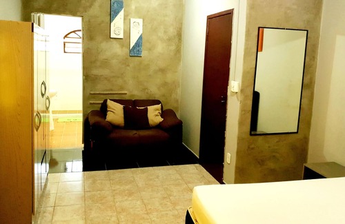 Jardim Flamboyant House | Soluar 7 bedroom house with family pool close to the bus station.