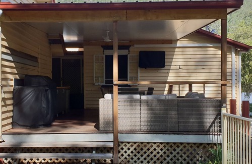 Somerset Dam House | Somerset Dam Accommodation - The Lock Up
