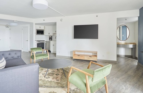 Logan Square Apartment | Sonder at The Terrace | One Bedroom Apartment w/ Balcony Parkway View