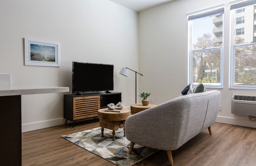 Downtown San Diego Apartment | Sonder | State Suites | Lively Studio