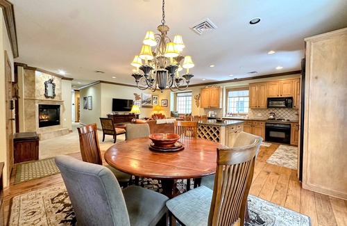 Mammoth Lakes Cabin | Sonenalp Penthouse- 2 Condos: 6BR, Private Hot Tub & Sauna, Walk to Canyon Lodge