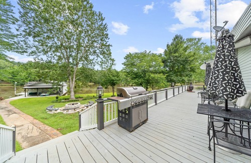 Eatonton House | Songbird House sleeps 8, wrap around porch, kayaks, canoe, dock & great fishing!