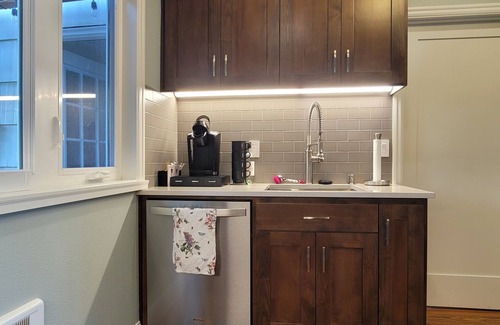 Newberg Cottage | Songbirds Landing- a charming cottage by George Fox -1 block to shops and dining