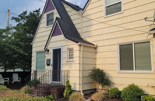 Newberg Cottage | Songbirds Landing- a charming cottage by George Fox -1 block to shops and dining