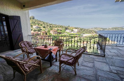 Agii Apostoli Cottage | Sonia Rustic Mansion - 5BD. 30 sec walk to beach!