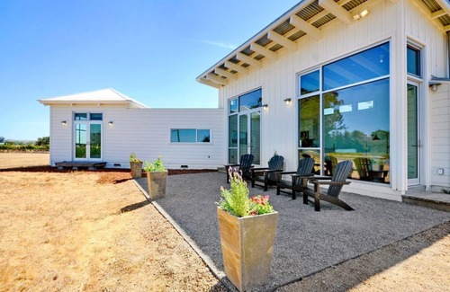 Vineburg House | Sonoma-Napa Wine Country retreat. Surrounded by vineyards, views, & privacy