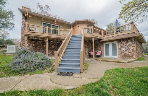 Phoenix Lake-Cedar Ridge House | Sonora Splendor – Stately 3 BDR on Secluded Lot!