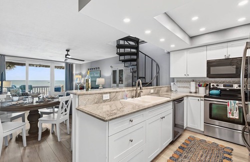 Belleair Beach Condo | Sonrisa 10 | Beachfront Townhome in Belleair Beach