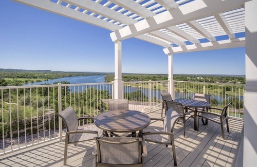 Marble Falls Condo | 🌟Soothe Your Spirit At Radiant Resort🌟 2BD, 2BATH, Riverview Pool & Hot Tub!