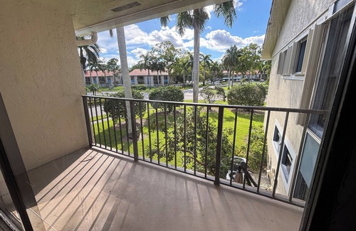 Golden Lakes Apartment | Soothing 2-bedroom apartment with AC in Royal Palm beach