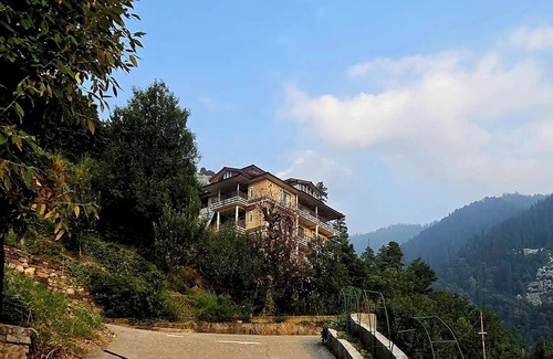 Kumharsain House | Soothing 3-bedroom in Narkanda.nNestled in the middle of Apple Orchards