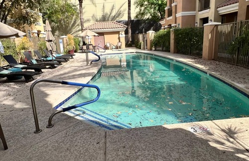 Silk Stocking Neighborhood Apartment | Soothing apartment with AC in charming Chandler