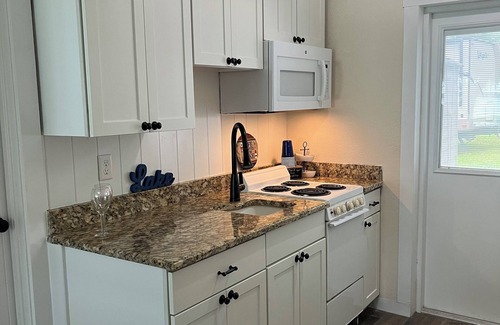 Candler Cottage | Soothing spring fed lakefront cottage with AC in charming Ocklawaha