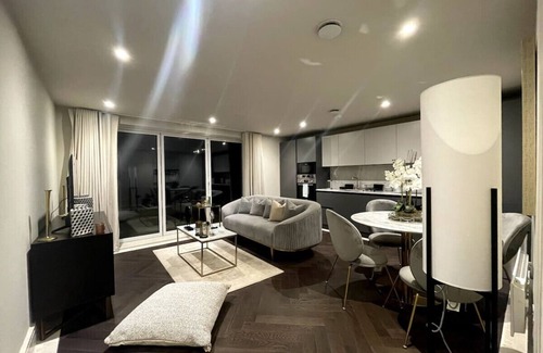 Chigwell Apartment | Sophisticated 1BR, 1 BA Chigwell Designer Flat