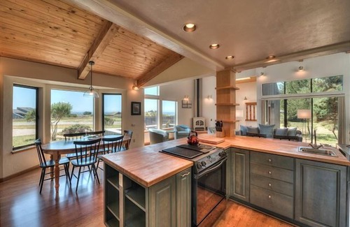 Sea Ranch House | Sophisticated Beach House near Walk On Beach