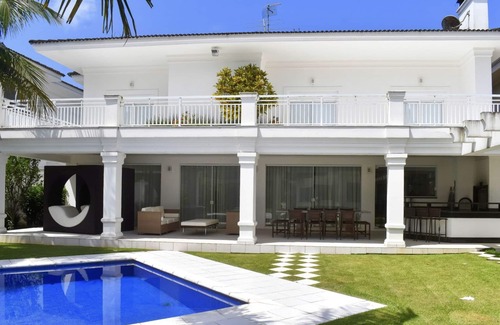 Jardim Acapulco House | Sophisticated luxury mansion in Jardim Acapulco