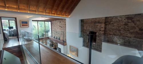 Sutton Apartment | Sophisticated Seafront 3BD Suntrap Landscaped Yard