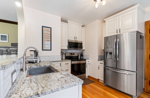 Lynnhurst House | Sophisticated Upstairs Flat in Tudor-Style Duplex