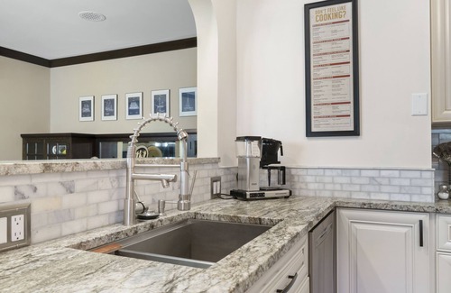 Lynnhurst House | Sophisticated Upstairs Flat in Tudor-Style Duplex
