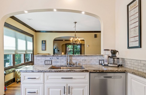 Lynnhurst House | Sophisticated Upstairs Flat in Tudor-Style Duplex